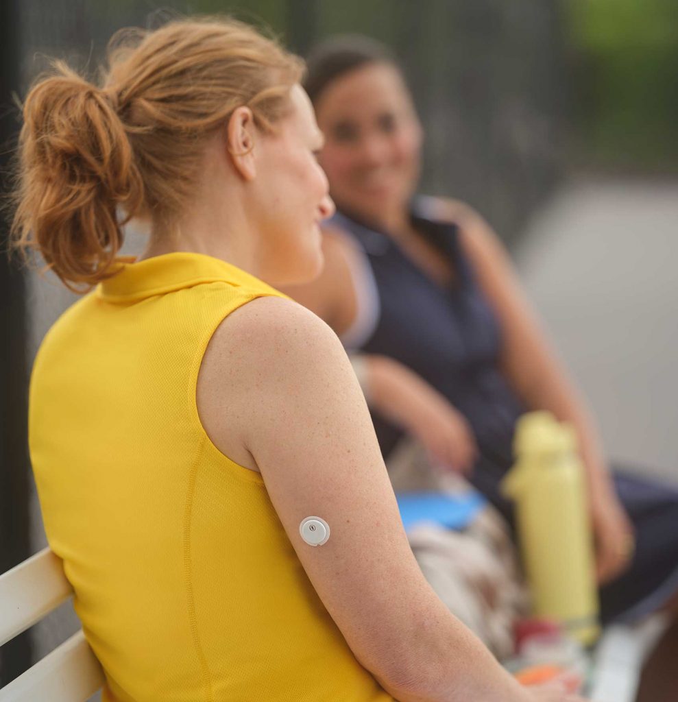 Zwei Frauen auf einer Bank