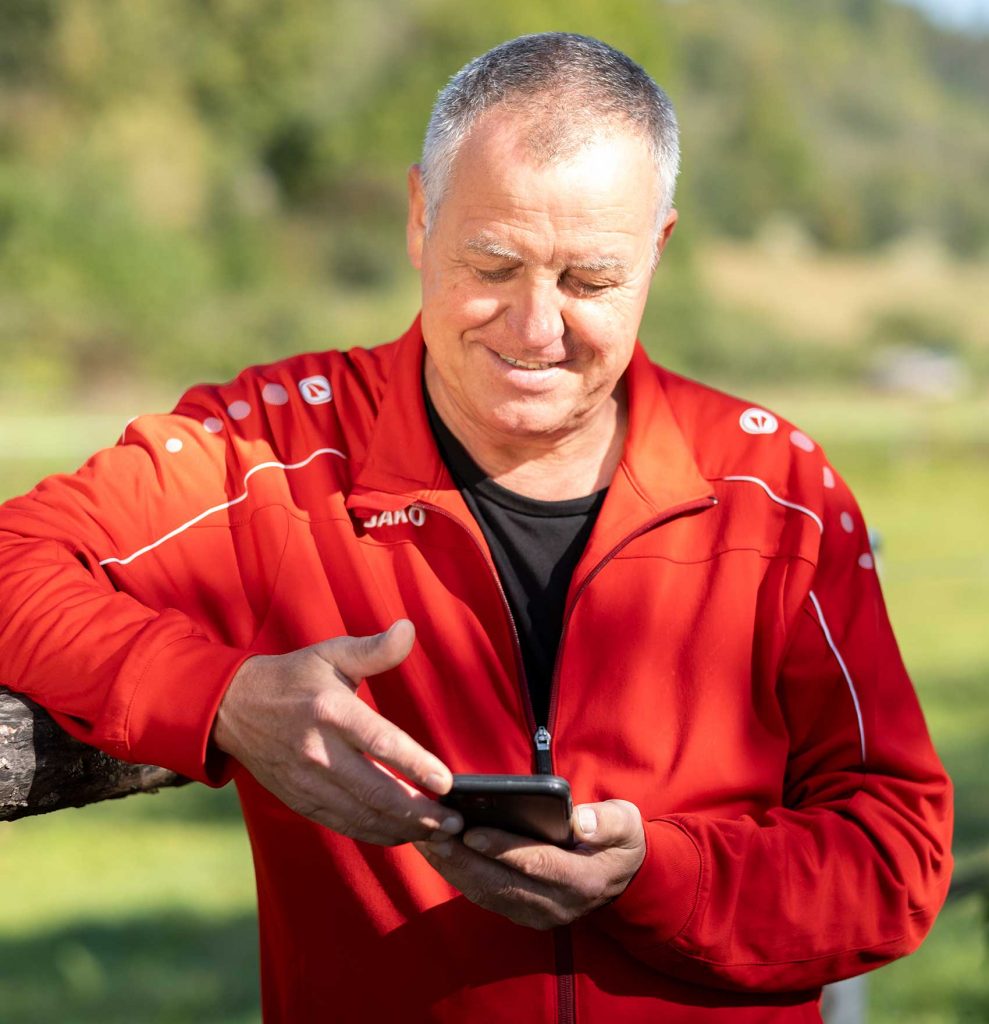 Guido sieht Display an